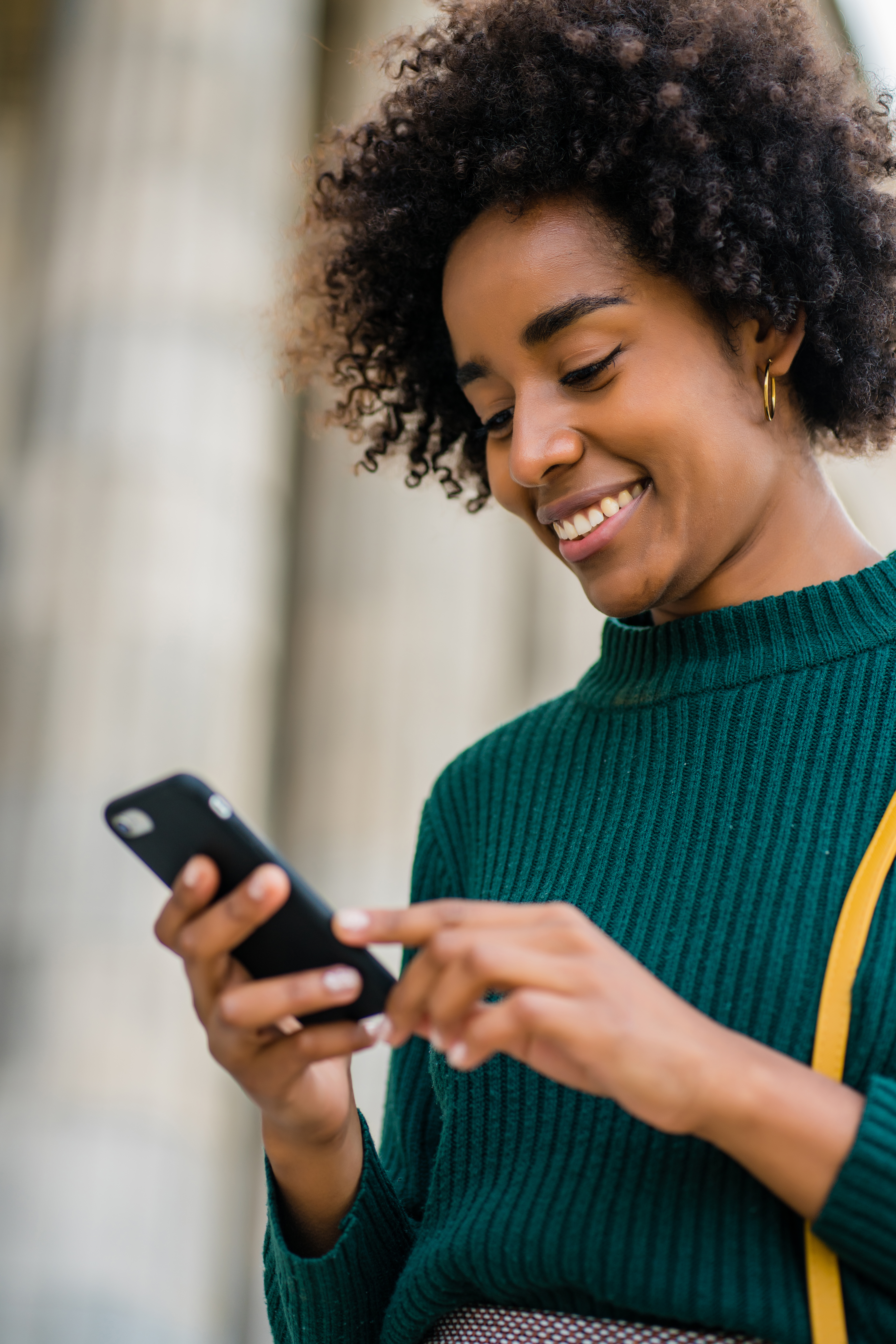 Business woman using her mobile phone outdoors.